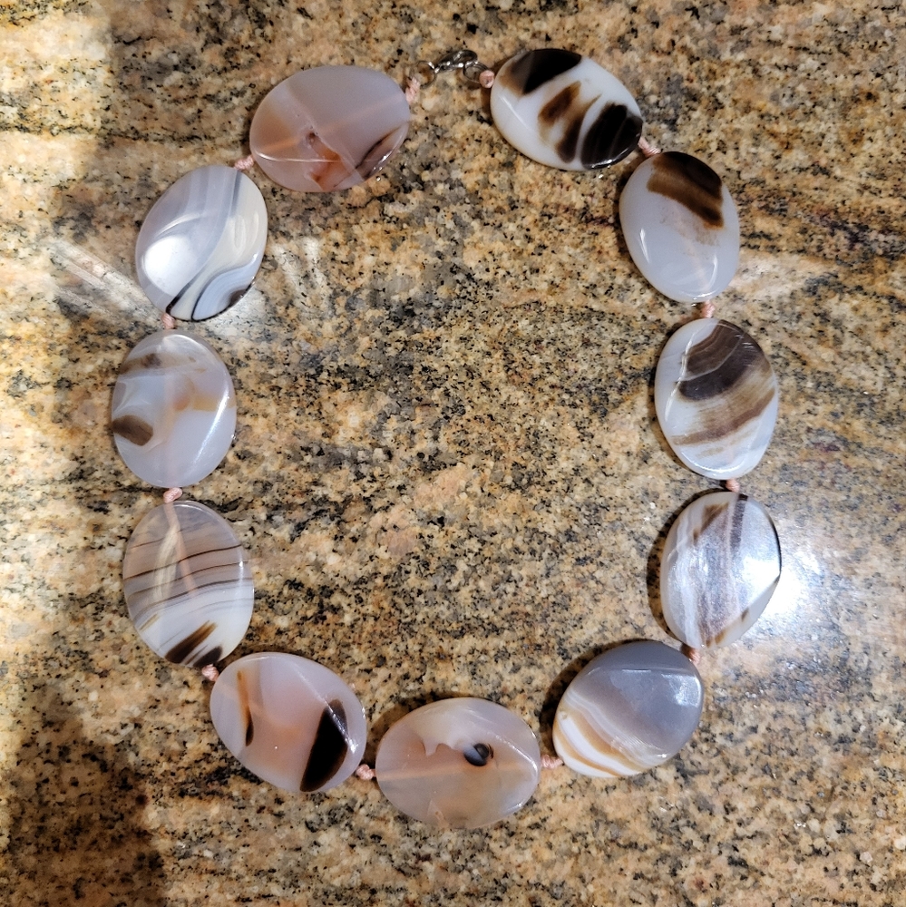 Agate gemstone necklace